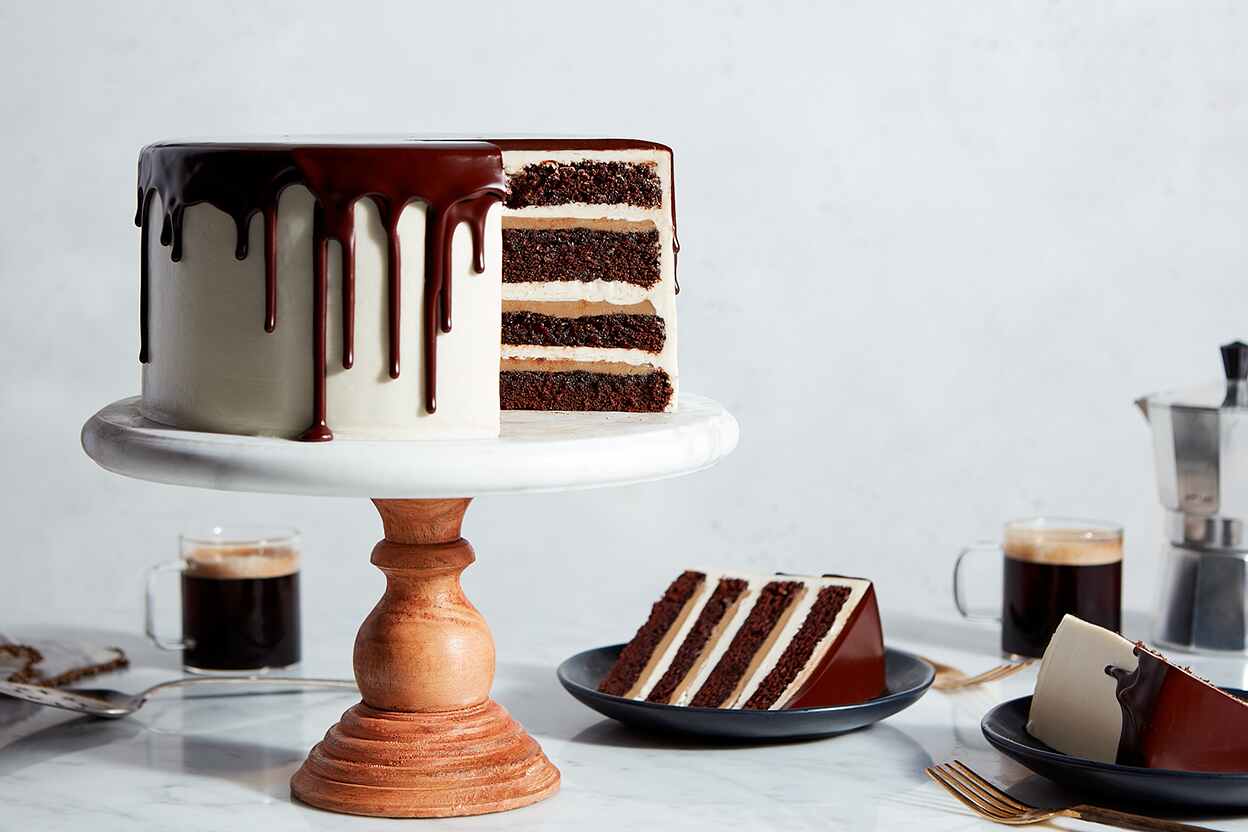 کیک شکلاتی کاراملی را تابحال امتحان نکرده‌اید؟ با این دستور پخت به راحتی می‌توانید از طعم بی‌نظیر آن بهره‌مند شوید.