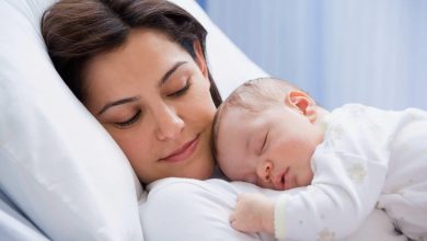 خانم ها در دوران زایمان و شیر دهی دچار تغییراتی در هورمون ها خود می‌شوند. کاهش هورمون ملاتونین باعث بی خوابی آن ها می‌شود. همچنین افسردگی بعد از زایمان نیز می‌تواند علت دیگر این اختلال باشد. بی خوابی باعث به هم ریختن ریتم شبانه روزی می‌شود و در خلق و خو، اشتها و سایر عملکرد ها بدن موثر است.بنابراین باید  مشکلات ناشی از این اختلال را جدی گرفت و به تازه مادرها در بهبود آن کمک کنیم.