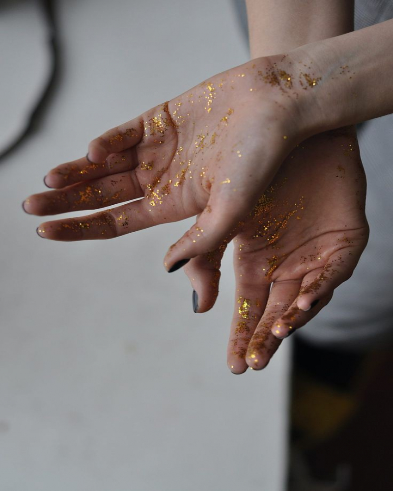 شکر و کاکائو برای لایه برداری پوست دست
