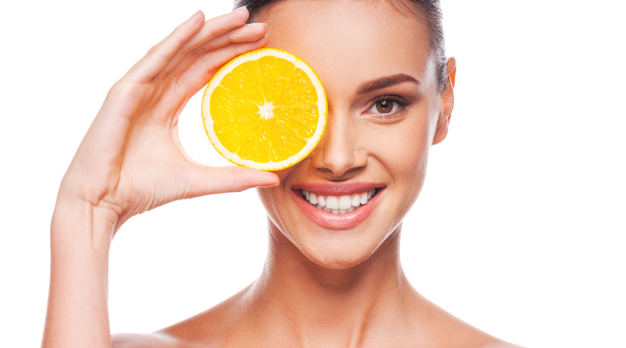 پرتقال یک میوه غنی از ویتامین C است که برای پوست بسیار مفید است.