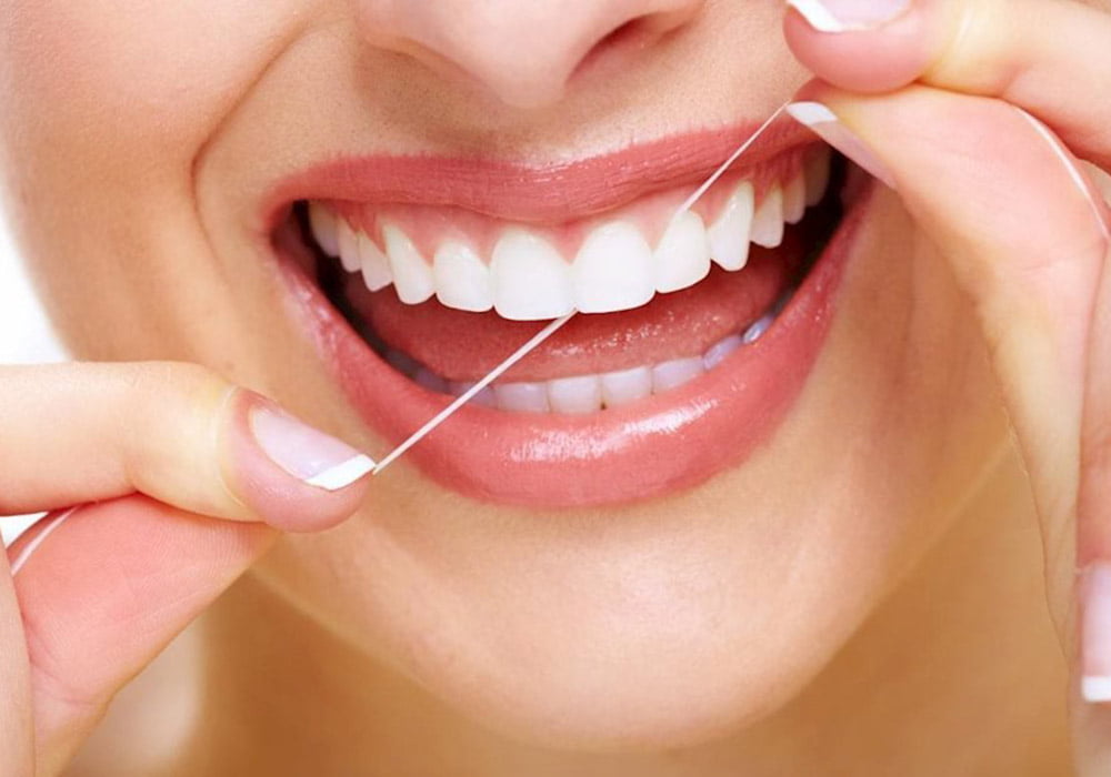 استفاده از نخ دندان روشی ساده و موثر برای جرم‌گیری دندان محسوب می‌شود.