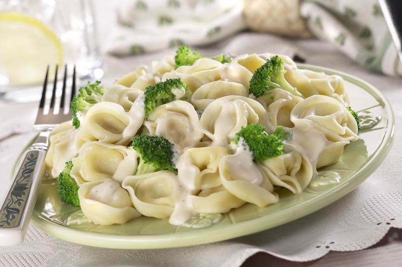 تورتلینی، یک غذای ایتالیایی محبوب است که با انواع مواد خام مختلف تهیه می‌شود.