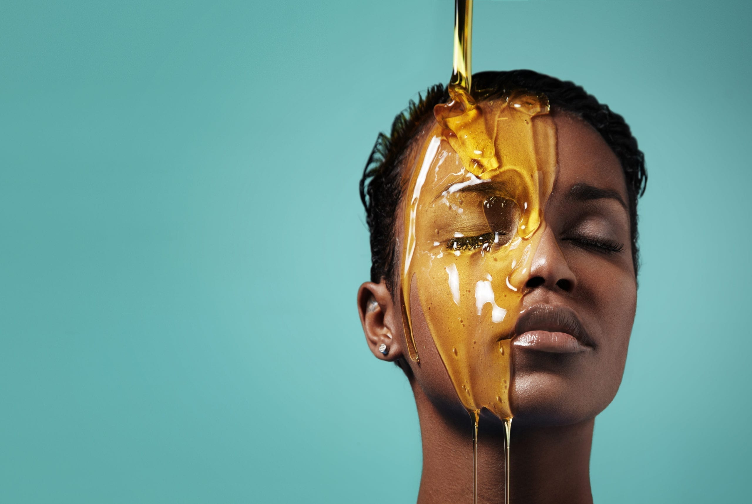 عسل دارای ویتامین‌ها و مواد مغذی است که به پوست شما نرمی و لطافت می‌بخشد.