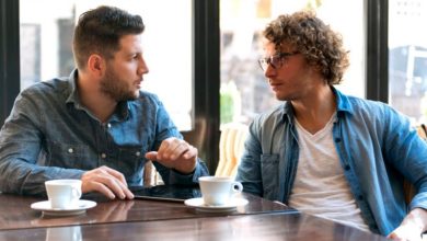 برداشتن قدم اول برای شروع یک مکالمه معمولا آسان نیست مخصوصا زمانی که در یک موقعیت جدید قرار گرفته اید و یا می خواهید با افراد جدیدی ملاقات داشته باشید.اما اگر مهارت های لازم را داشته باشید ممکن است بتوانید مکالمات خوبی را شروع کنید و دوستان جدیدی پیدا کنید.