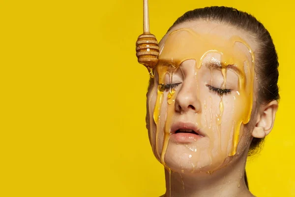 عسل به عنوان یک ترکیب طبیعی و مؤثر، می‌تواند بهبود قابل توجهی در پوست و موها ایجاد کند.