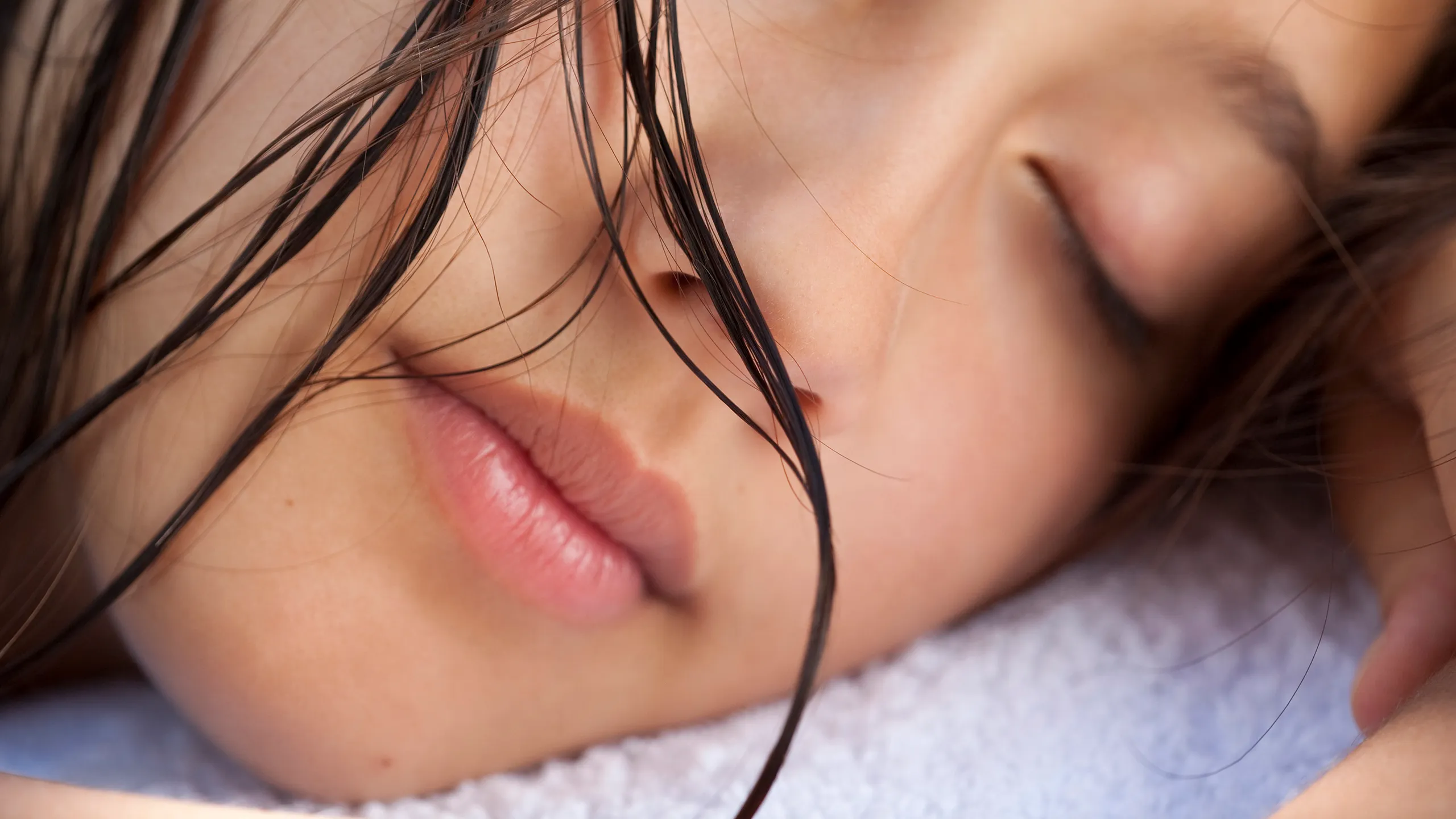 خوابیدن با موی خیس می‌تواند باعث افزایش خطر عفونت قارچی موها، پوست سر و حتی پوست صورت شود.
