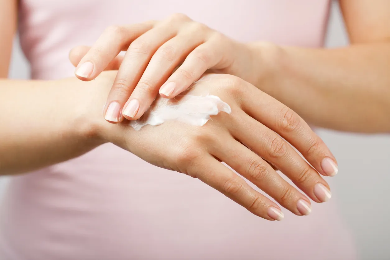 یکی از اصلی‌ترین ترفندهای مراقبت از پوست دست در فصل پاییز، استفاده از مرطوب کننده مناسب است.