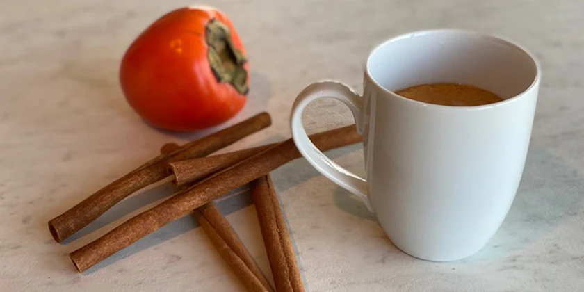 چای خرمالو چای می‌تواند خنک کننده و آرامش‌بخش برای حلق شما باشد و علائم سرماخوردگی را کاهش دهد.