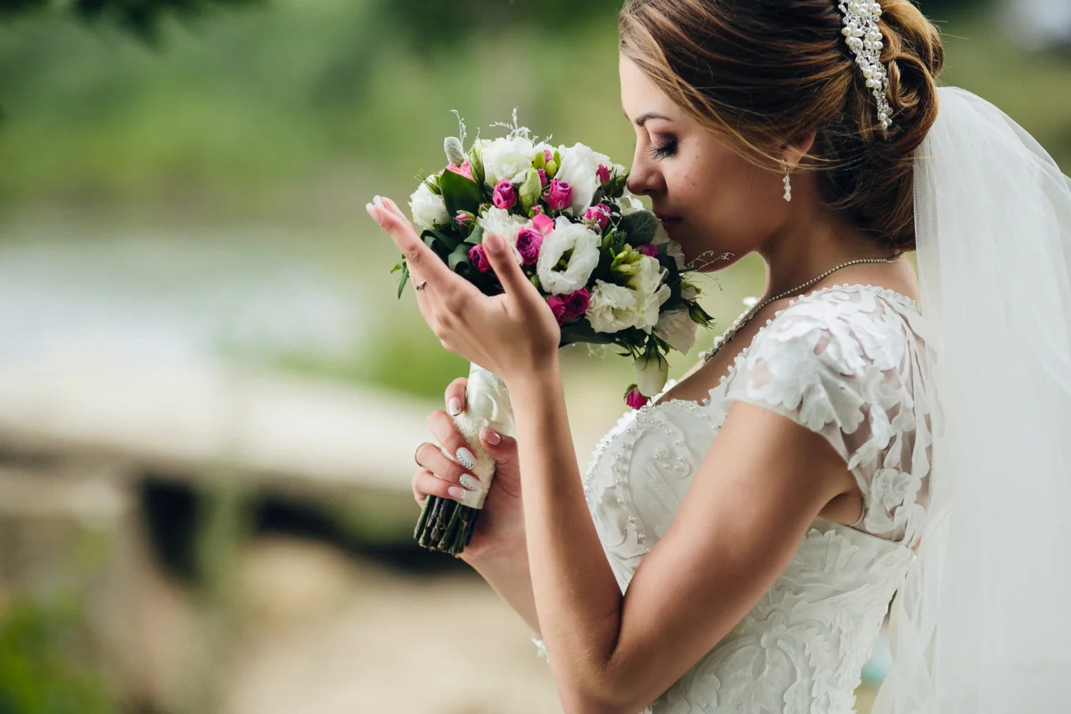 لباس عروسی یکی از هزینه‌های سنگین روز عروسی است