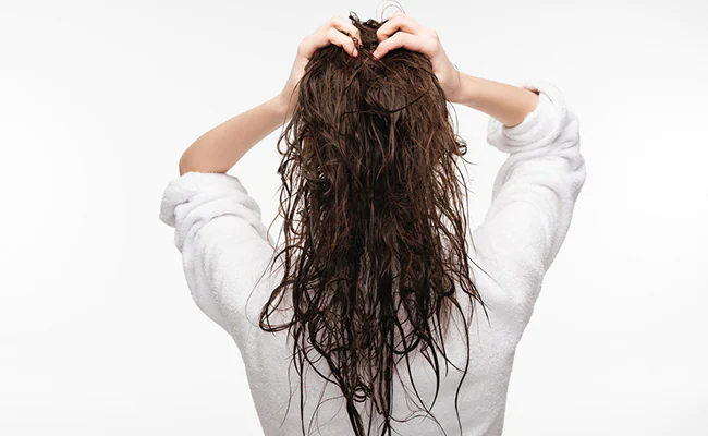 زمانی که شما با موی خیس به خواب می‌روید، موها بدون دستکاری و خشک کردن صحیح، به طور طبیعی خشک می‌شوند.