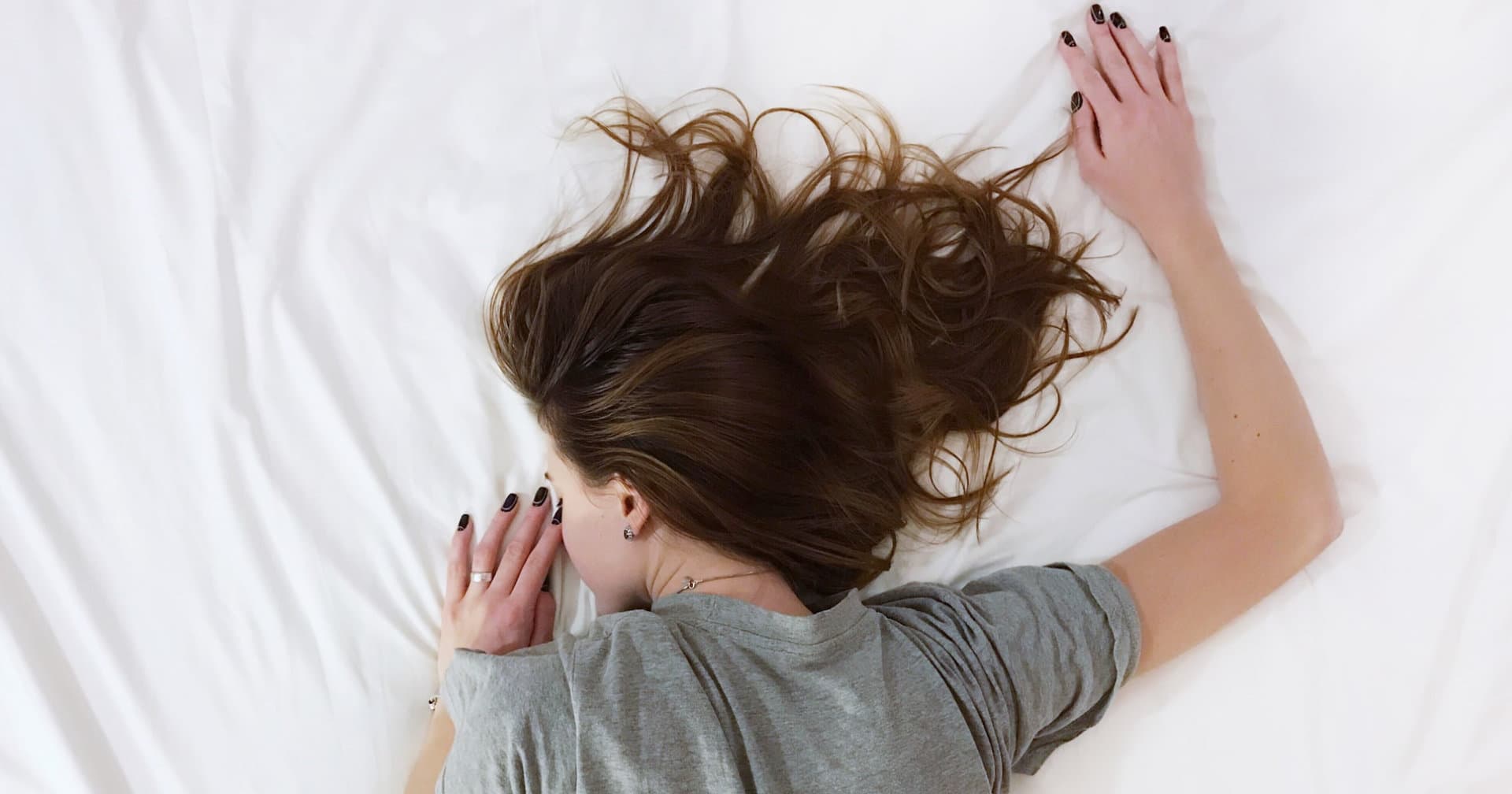 موهای خیس می‌توانند باعث ایجاد ناراحتی در خواب شوند.