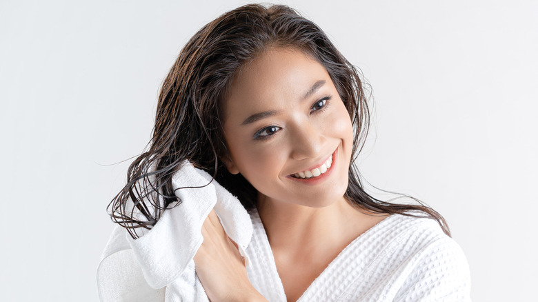 خوابیدن با موی خیس می‌تواند منجر به شکنندگی، ترک خوردگی و آسیب دیگر به موها شود.