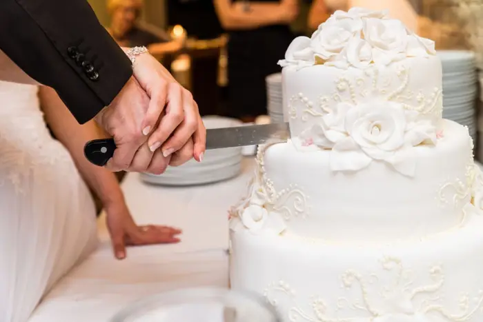 کیک عروسی یکی از چیزهایی است که می‌توانید از مراسم عروسی حذف کنید. اما اگر می خواهید مراسم باشکوه تر و مرتب تری داشته باشید، بهتر است که ان را تهیه کنید.