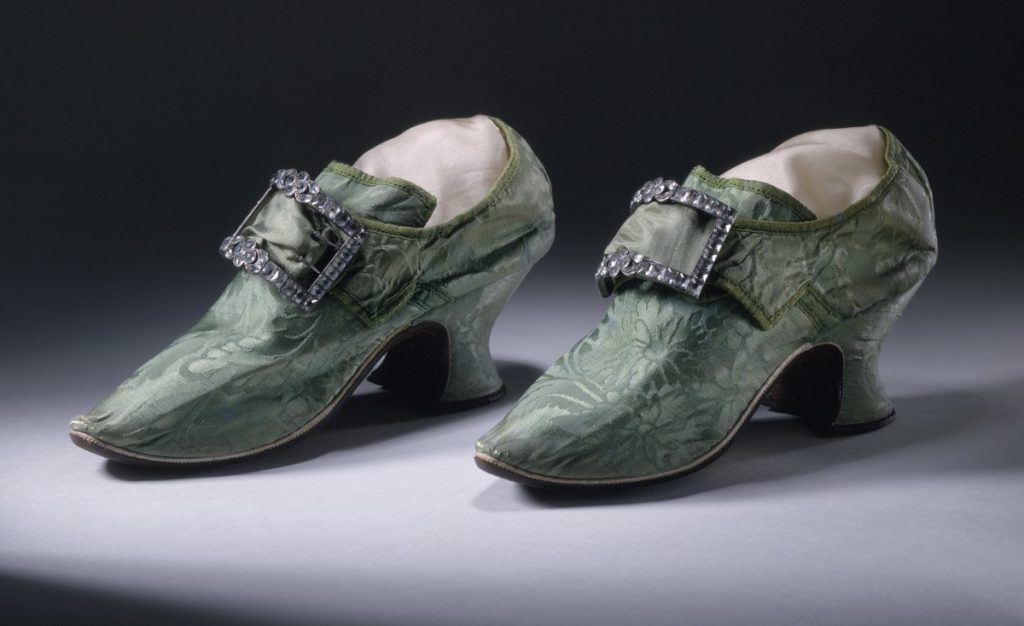 معیار های زیبایی در قرن 18 و 19 باعث می‌شد که زنان پاهای کوچک و ظریفی داشته باشند و پارچه های نازک انتخاب کنند. خانم ها به سختی می‌توانستند کفش بپوشند.