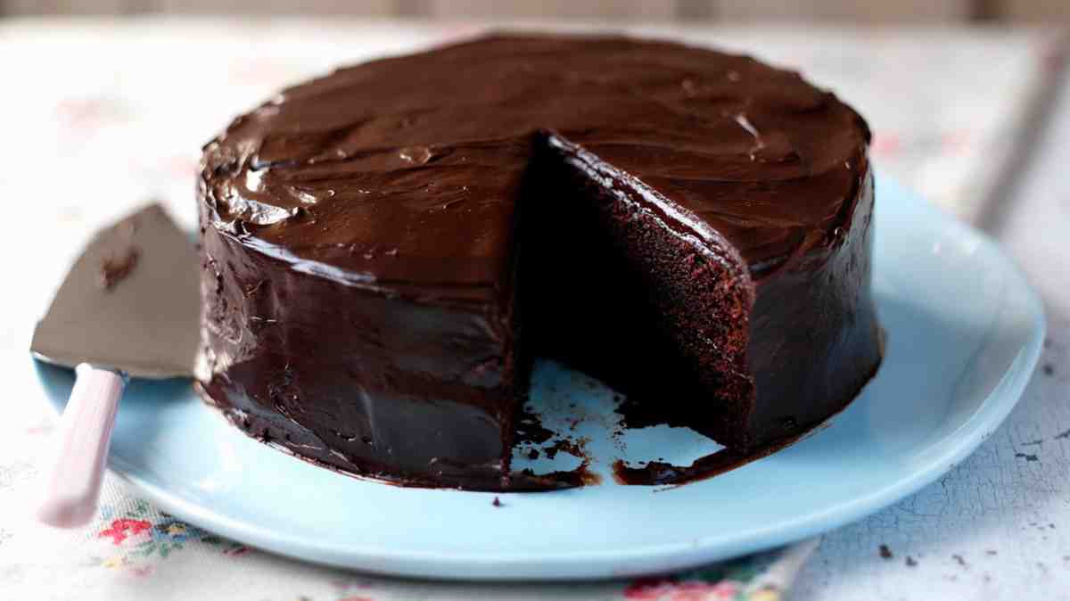 کیک شکلاتی یک کیک بسیار پرطرفدار و جهانی است که به روش های مختلف تهیه می‌شود ومعمولا به عنوان صبحانه سرو می‌شود. این کیک مناسب بچه ها بوده و برای میان وعده یک گزینه عالی به حساب می‌آید.