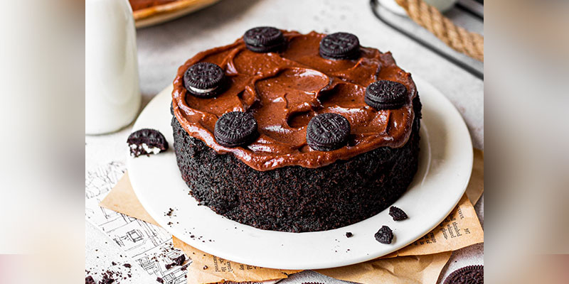کیک شکلاتی کیکی است که همیشه طرفداران خاص خودش را خواهد داشت. این کیک را به راحتی و بدون فر می‌توانید درست کنید. همچنین می‌توانید این کیک را هنگام صبحانه با شیر یا چای برای عزیزانتان سرو کنید.