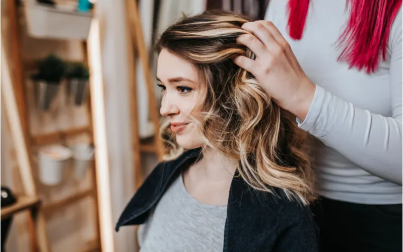 امروزه هایلایت مو یکی از پر طرفدارترین مدل موها برای خانم ها است. که از انواع رنگ هایلایت برای انواع مدل مو استفاد می شود. در این تکنیک شما یک رنگ را برای زمینه کارتان، و یک رنگ روشن تر از زمینه انتخاب می‌کنید. به صورتی که این رنگ های روشن به صورت رگه های کم یا زیاد حالت برجستگی را ایجاد می‌کنند.