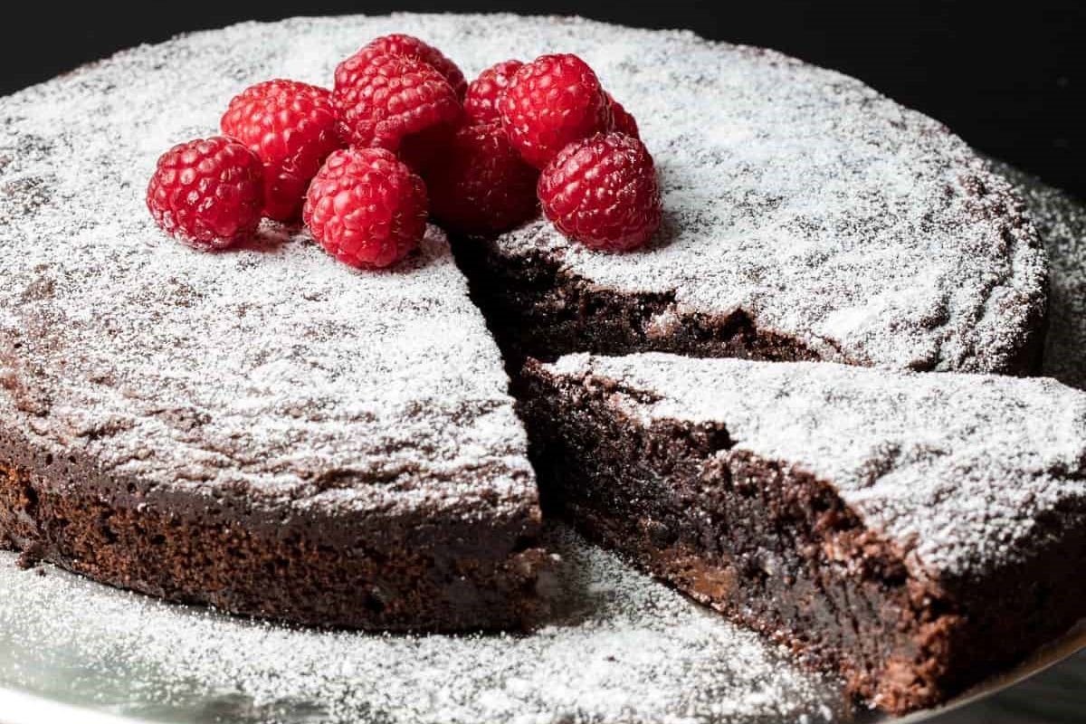کیک شکلاتی یک کیک بسیار پرطرفدار و جهانی است که به روش های مختلف تهیه می‌شود ومعمولا به عنوان صبحانه سرو می‌شود. این کیک مناسب بچه ها بوده و برای میان وعده یک گزینه عالی به حساب می‌آید. رنگ و بافت این کیک رنگ خاصی را به میز شما می‌دهد. شما به راحتی می‌توانید این کیک را بدون فر و در خانه درست کنید.