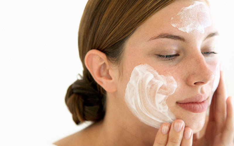 اقدامات ساده مانند شستن منظم صورت در صبح و عصر به سلامت پوست شما کمک می کند. اگر نمی‌توانید این کار را انجام دهید، می‌توانید هر شب صورت را بشویید. ا