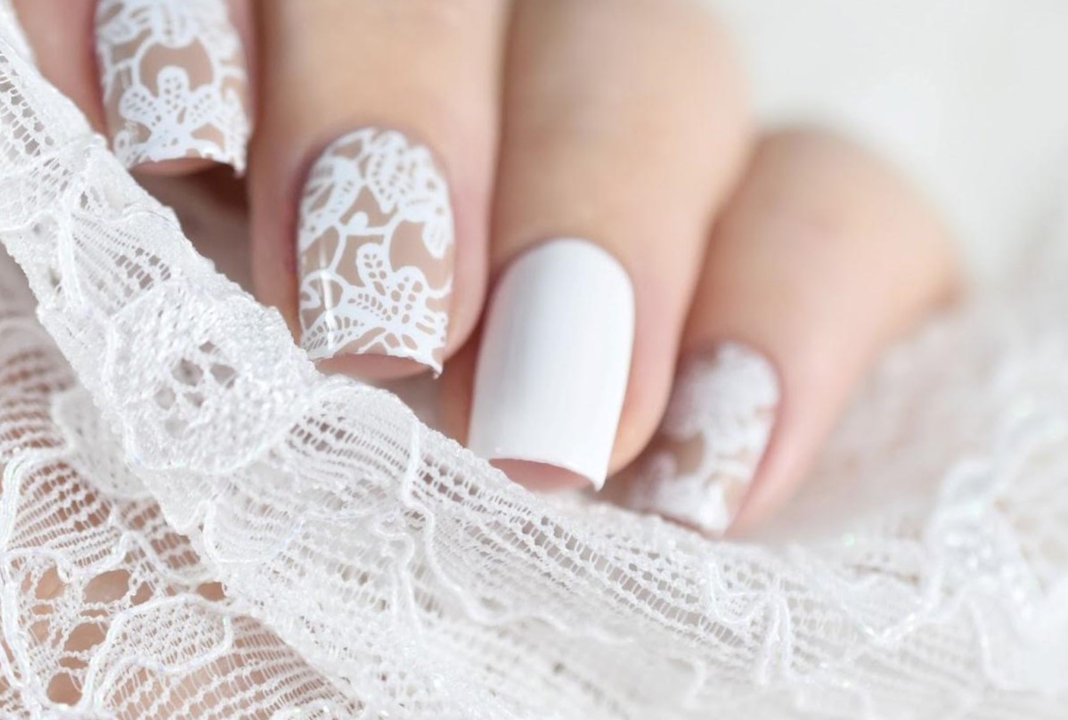 ایده لاک ناخن سفید برای خانم ها؛ جدیدترین دیزاین طراحی ناخن عروس