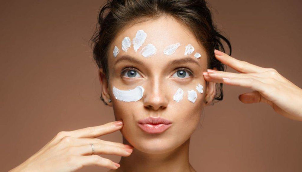 چرا سلبریتی ها پوست شفاف و صافی دارند؟ راز زیبایی پوست زنان مشهور